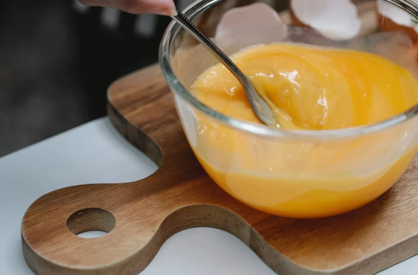  Kiaušinius supilkite į verdantį vandenį: šis patiekalas su kiaušiniais iš tiesų labai gardus!