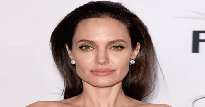  Les paparazzi ont remarqué la belle et unique Angelina Jolie de 45ans avec un joli décolleté