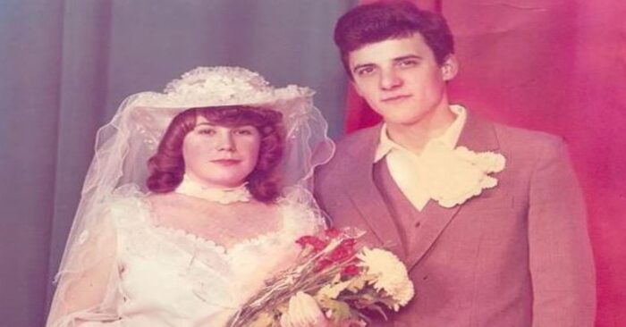 Il est très intéressant comment les jeunes mariés habillés pour le mariage : c’est comment les robes de mariée regardées il y a 50 ans