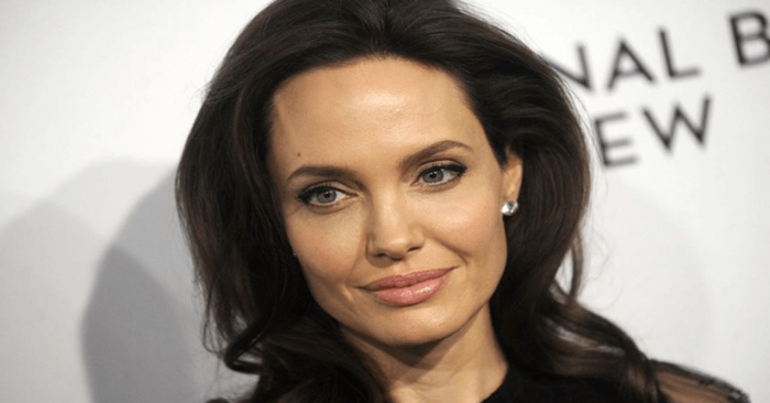  Une seule et unique au monde  la charmante Angelina Jolie conquiert les fans avec son image aérée