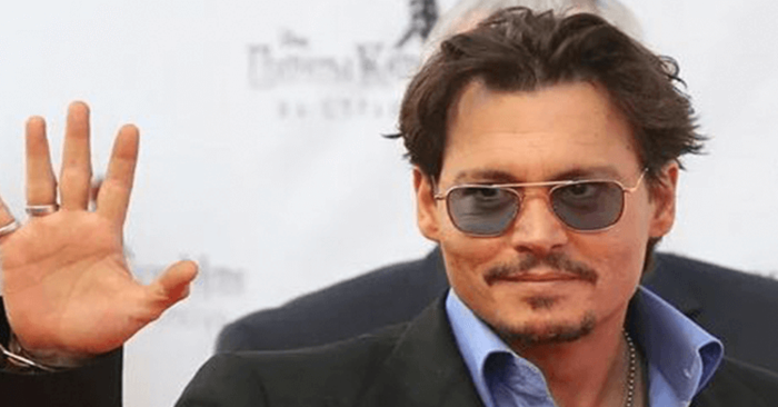  Fatale brune  Johnny Depp a été pris avec une nouvelle femme dans un pub d’élite