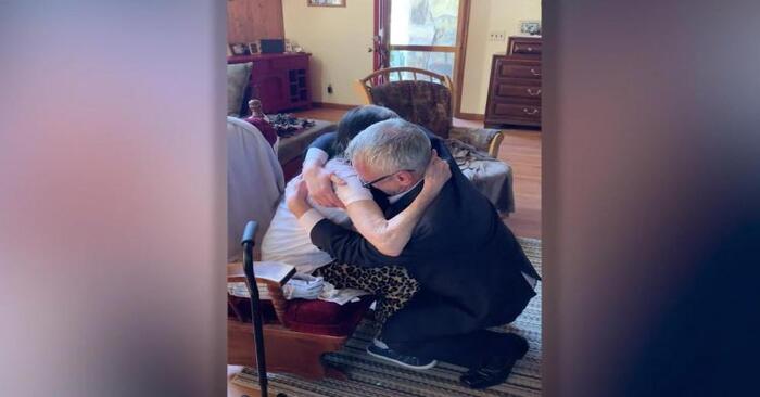  Un homme de 60 ans a fondu en larmes comme un enfant lorsqu’il a rencontré sa mère pour la première fois, qui l’a confié à un refuge