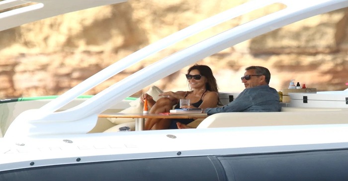  Carla Bruni en short court a montré une silhouette époustouflante tout en se relaxant sur un yacht
