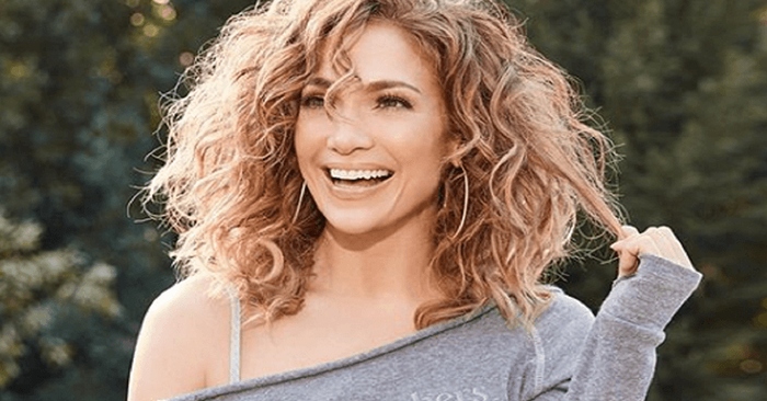 Ailes d’ange et pas un soupçon de vêtements : 51 ans Jennifer Lopez a stupéfait les fans