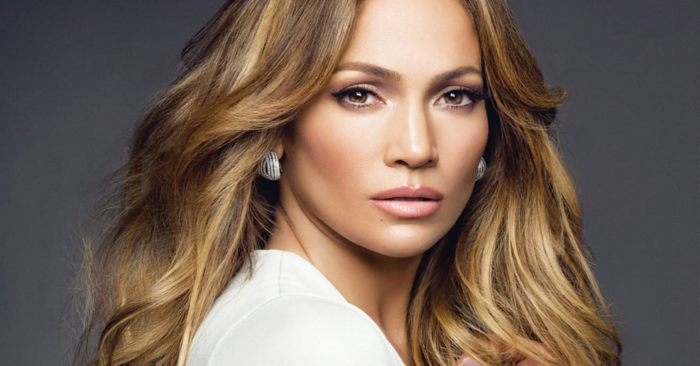  La belle et séduisante Jennifer Lopez a montré à tout le monde sa mère, qui est presque aussi belle que sa fille