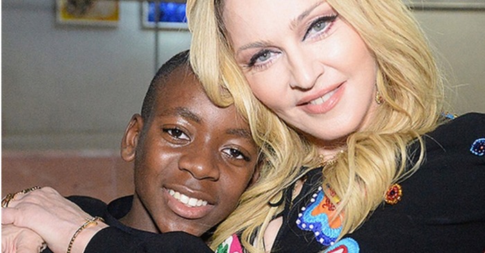  Le fils de 16 ans de Madonna a surpris tout le monde  il est apparu en public dans une robe rouge avec un décolleté