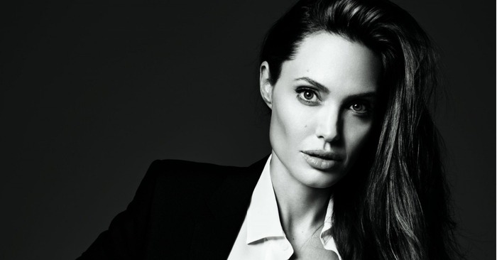  Magnifique Angelina Jolie attire l’attention de tout le monde dans un style français attrayant