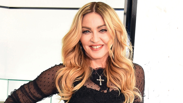 Elle fera tout pour se faire remarquer : 63 ans Madonna a essayé les fers sur ses jambs