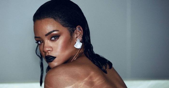  La belle Rihanna a récemment montré sa silhouette unique pendant ses vacances