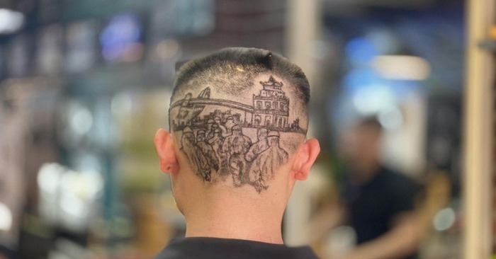  Comme c’est intéressant: un coiffeur talentueux coupe des peintures détaillées sur la tête des clients