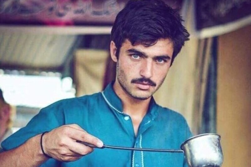  Histoire intéressante: voici à quoi ressemble un vendeur de thé maintenant après une photo avec lui est devenu viral