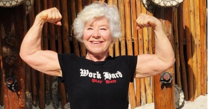  Super femme: ce modèle de fitness de 74 ans a pris l’internet par la tempête avec sa photo de la mer