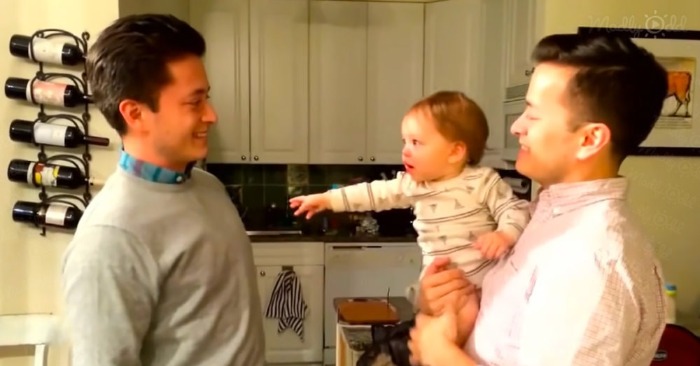  Une scène douce: réaction intéressante d’un bébé qui ne comprend pas qui est son vrai père