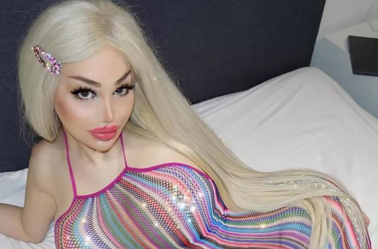  Histoire intéressante: le mari a dépensé 170 000 $ pour transformer sa femme en une “Barbie vivante”