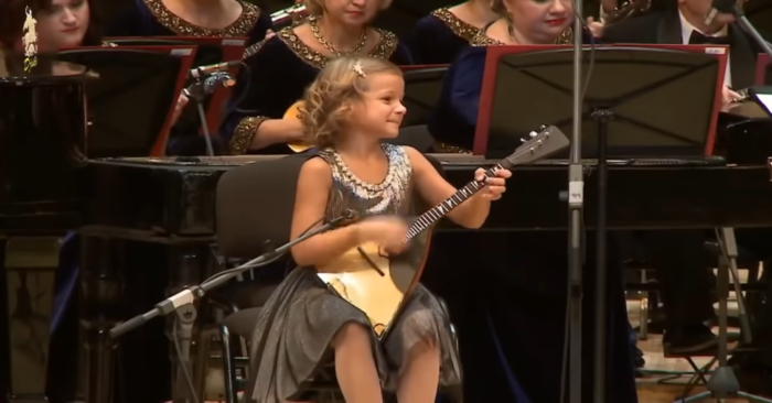  Une fille douce: la belle musicienne de 7 ans brille dans une performance spectaculaire avec un orchestre complet