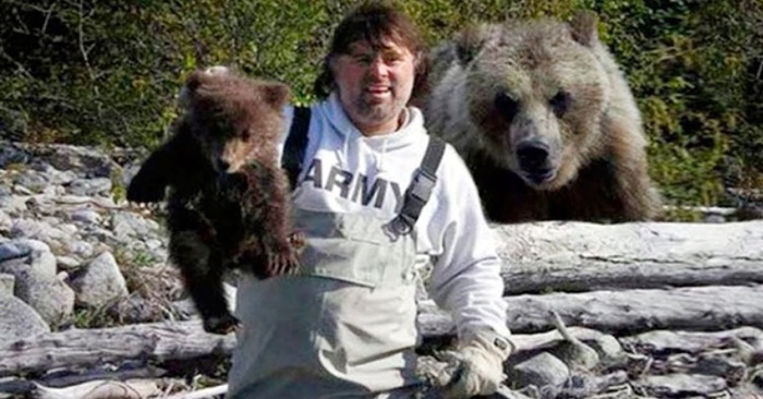  Histoire mignonne: un pêcheur a sauvé un ourson et le lendemain un ours est venu à lui avec un cadeau