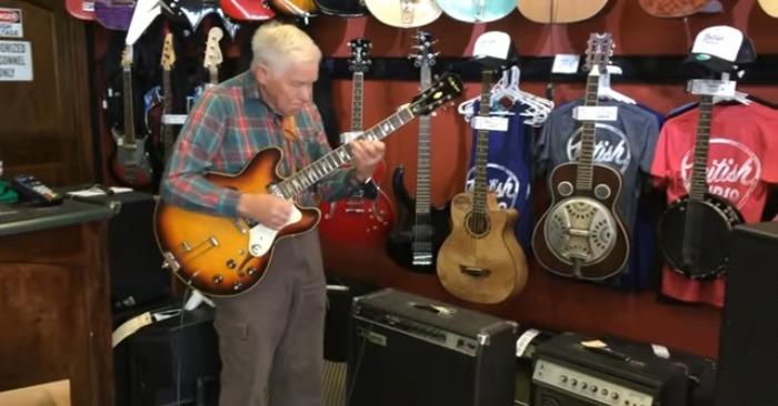  C’est génial: ce vieil homme prend une guitare du magasin et frappe tout le monde avec des capacités incroyables