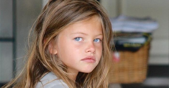  «La plus belle fille aux yeux bleus sur Terre à l’époque et maintenant»: C’est ainsi que la plus belle fille de 4 ans a changé au fil des ans