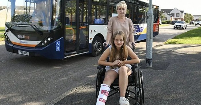  Une mère avec sa fille en fauteuil roulant parle de son expérience dans l’autobus