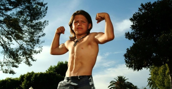  «L’enfant le plus fort du monde après 20 ans» : Voilà à quoi ressemble le plus fort enfant sur Terre avec un corps incroyablement athlétique