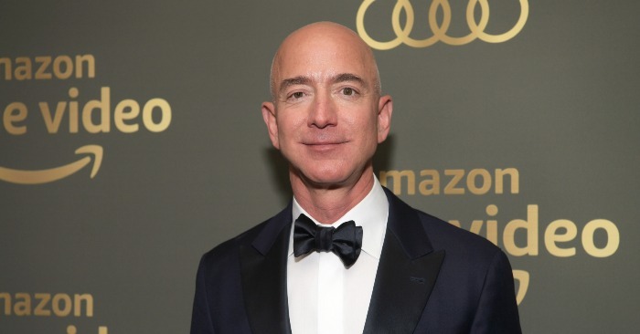  «Y a-t-il des taches chauves sur sa tête?» : L’apparition récente de l’amant du fondateur d’Amazon a fait sensation sur le réseau