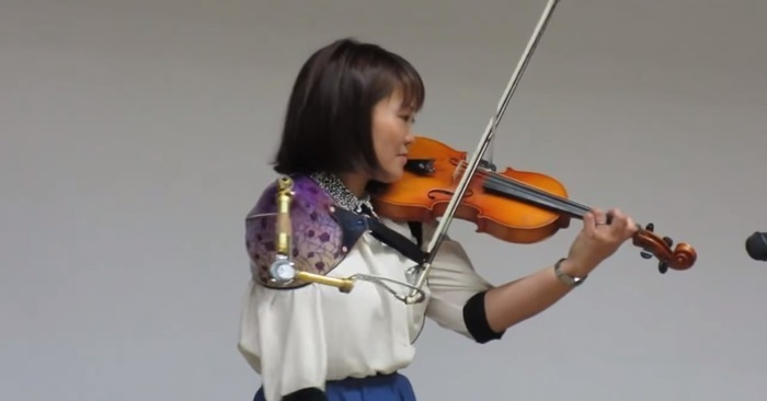  C’est génial : une femme japonaise unique d’une seule main, joue du violon parfaitement et étonne tout le monde