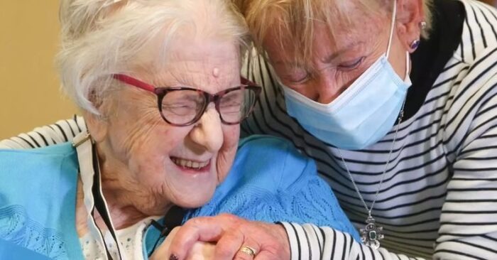  Une scène émouvante : 80 ans plus tard, une femme de 98 ans rencontre sa fille