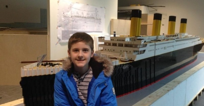  «Cette idée a changé la vie d’un garçon malade»: un enfant autiste a joué avec Lego et construit une copie de Titanic