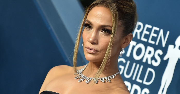 «Reste toujours belle pour tout le monde»: Jennifer Lopez en chemise transparente a montré des lieux intimes