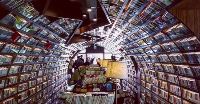  «Un vrai tunnel pour les amateurs de livres»: cette librairie moderne et artistique surprend tout le monde