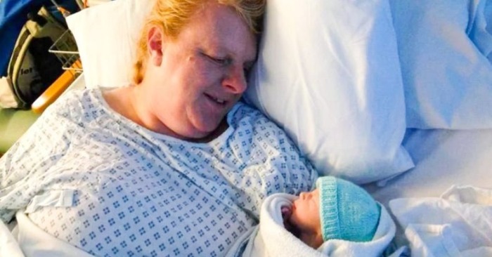  «16 tentatives infructueuses et finalement il s’est avéré»: une femme de 48 ans pour la première fois est devenue une mère