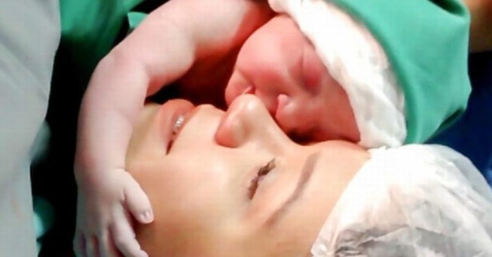  «Quel acte de ce nouveau-né»: le bébé a embrassé sa mère immédiatement après la naissance et il est si mignon