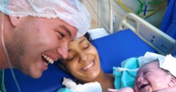  «Elle est née et a surpris ses parents»: immédiatement après la naissance, le bébé a salué ses parents avec un sourire
