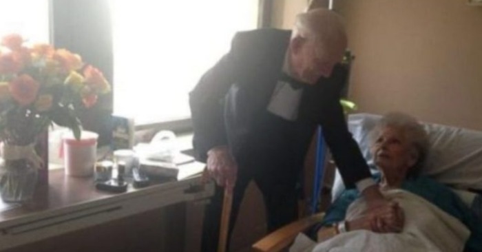  «L’amour ne disparaît jamais»: un vieil homme a fait une surprise à sa femme le 57e anniversaire du mariage