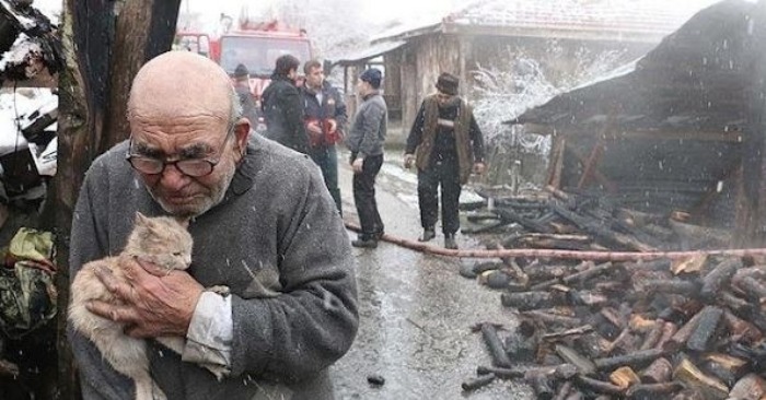 Le vieil homme a perdu sa maison dans un incendie, mais il a toujours pris soin de son animal de compagnie bien-aimé