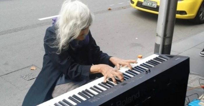  «Elle a 80 ans, mais elle conquiert les cœurs»: sa performance au piano de rue a surpris les gens