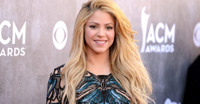 «Dans un haut audacieux et un pantalon de cowboy»: La performance brillante et l’apparence magnifique de Shakira méritent une attention particulière