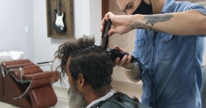  «Retrouvailles après 10 ans de séparation»: le barbier a transformé le SDF et c’est ainsi que sa famille l’a retrouvé
