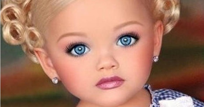  Après la naissance de cet enfant, le monde entier a été attiré par son visage de poupée, mais maintenant elle a l’air tout à fait différente