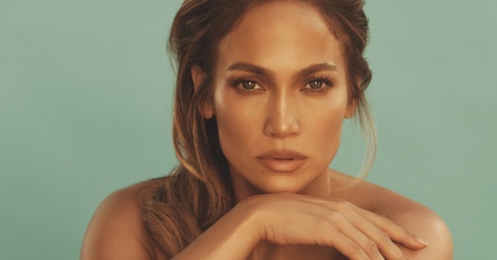  «Est-il légal d’être aussi séduisante à 53 ans?»: Jennifer Lopez pose seins nus et ses fans deviennent fous