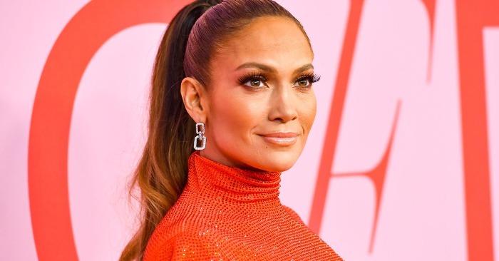  “Un tel visage à 54 ans?” Jennifer Lopez s’est montrée sans maquillage, provoquant une vive controverse parmi ses fans