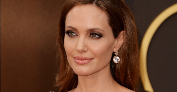  “Il est beaucoup plus beau que Pitt”. Angelina Jolie a été photographiée quittant le restaurant avec son nouveau partenaire secret