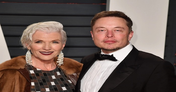  “Comment ne pas voir cela?” La photo piquante de la mère de Musk, âgée de 74 ans, fait surface sur le réseau
