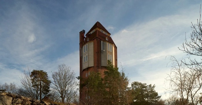  Le couple transforme un château d’eau de 1912 en la maison familiale la plus étonnante que vous puissiez imaginer