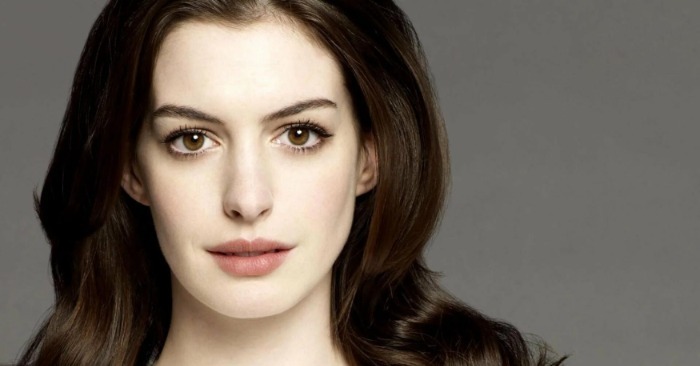  “Qu’est-ce qu’elle a fait à son visage?” L’apparition d’Anne Hathaway lors d’un événement récent a suscité des réactions